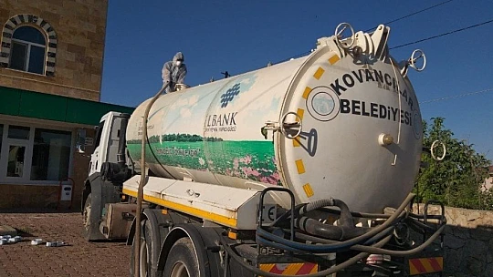 Muhtar, karantinaya aldığı köyünü köşe bucak dezenfekte ettirdi