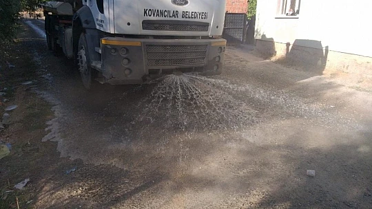 Muhtar, karantinaya aldığı köyünü köşe bucak dezenfekte ettirdi