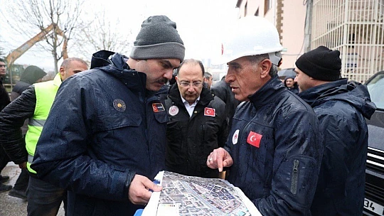 Bakan Kurum, yıkım ve inşa çalışmalarını yerinde inceledi