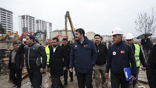 Bakan Kurum, yıkım ve inşa çalışmalarını yerinde inceledi