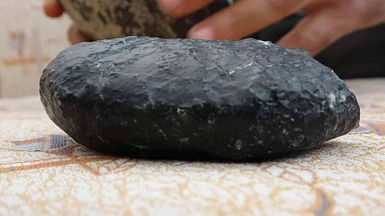 Murat Nehri kıyısında gezerken 'göktaşı' buldu