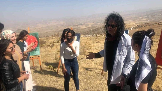 Muşar Dağı zirvesinde resim sergisi