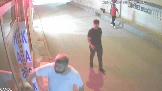 Nedenini kimse anlayamadı, önüne gelen dükkanın camına tekme ve yumruk attı