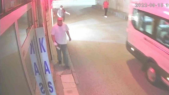 Nedenini kimse anlayamadı, önüne gelen dükkanın camına tekme ve yumruk attı