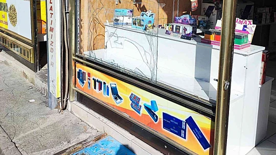 Nedenini kimse anlayamadı, önüne gelen dükkanın camına tekme ve yumruk attı