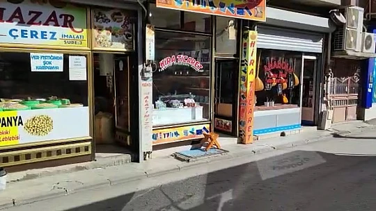 Nedenini kimse anlayamadı, önüne gelen dükkanın camına tekme ve yumruk attı