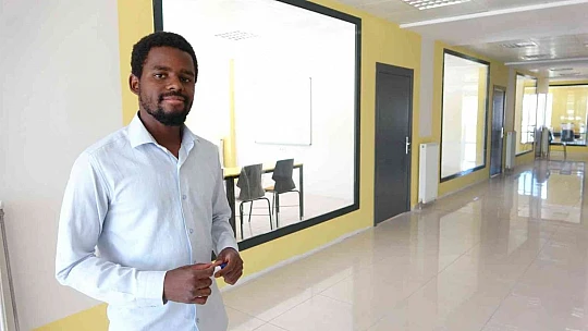 Nijerya'dan öğrenci olarak geldiği Elazığ'da kendi dil okulunu açtı