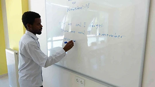 Nijerya'dan öğrenci olarak geldiği Elazığ'da kendi dil okulunu açtı