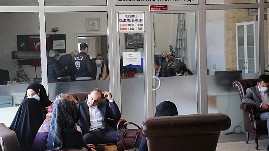 Normalleşme sürecinin ilk gününde çiftlerin nikah sevinci
