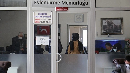 Normalleşme sürecinin ilk gününde çiftlerin nikah sevinci