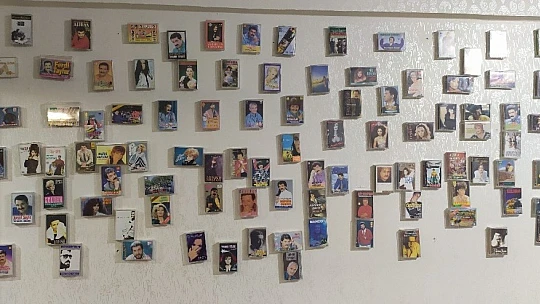 Nostalji kasetler, iş yerine hem sergi hem de dekor oldu