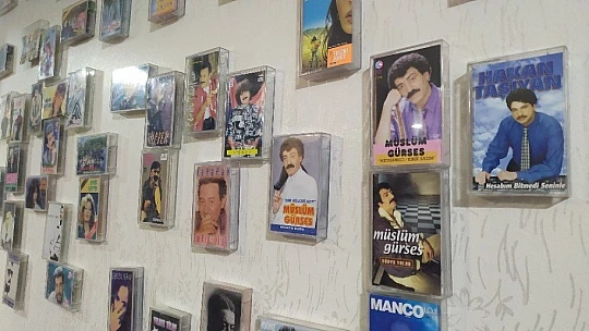 Nostalji kasetler, iş yerine hem sergi hem de dekor oldu