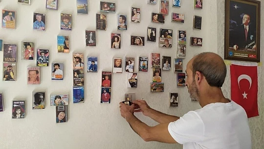 Nostalji kasetler, iş yerine hem sergi hem de dekor oldu
