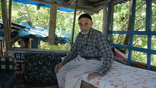 Nusret dede, Covid-19'dan ağaç evi ile korunuyor