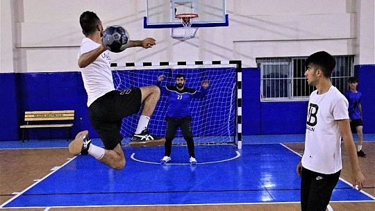 O öğrencilerinin öğretmeni değil, 'Fethi Babası'