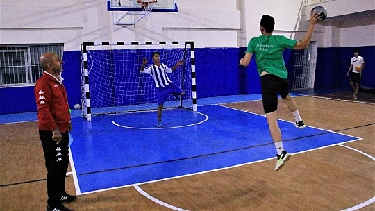 O öğrencilerinin öğretmeni değil, 'Fethi Babası'
