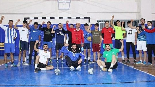 O öğrencilerinin öğretmeni değil, 'Fethi Babası'