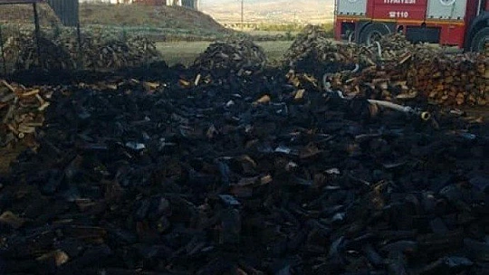 Odun ambarında çıkan yangın söndürüldü