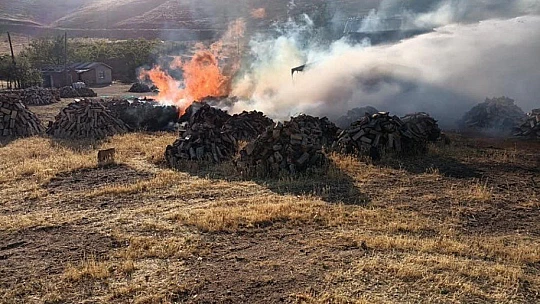 Odun ambarında çıkan yangın söndürüldü