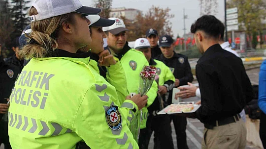 Öğrenciler görev başındaki polisleri unutmadı
