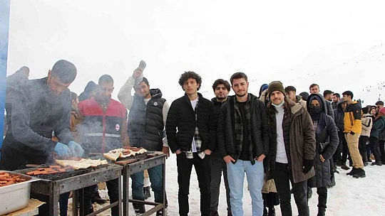 Öğrenciler Hazarbaba Kayak Merkezi'ne akın etti