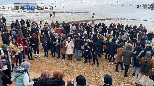 Öğrenciler Hazarbaba Kayak Merkezi'ne akın etti