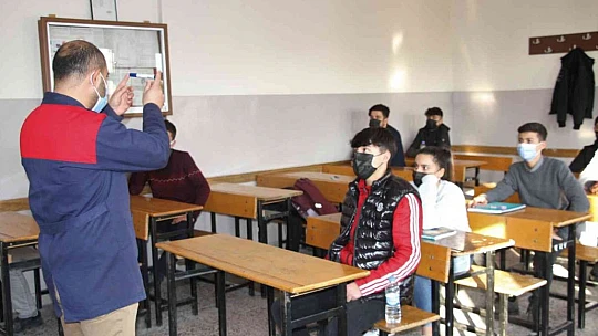 Öğrenim yıllarında dalga geçtiler, o yılmadan çalıştı hayalini kurduğu öğretmenlik mesleğini yapmaya başladı