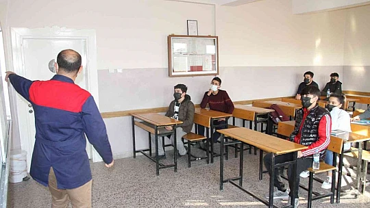 Öğrenim yıllarında dalga geçtiler, o yılmadan çalıştı hayalini kurduğu öğretmenlik mesleğini yapmaya başladı