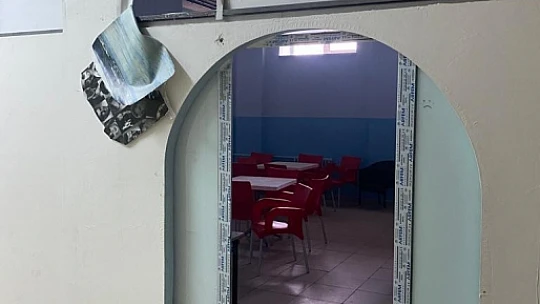 Okul kantinine giren kar maskeli hırsızlar, ne varsa çöp poşetine doldurup çaldı