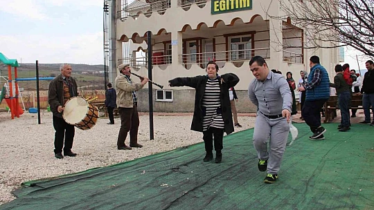 Okuma yazma öğrenen down sendromlu Mustafa'ya davullu klarnetli kutlama