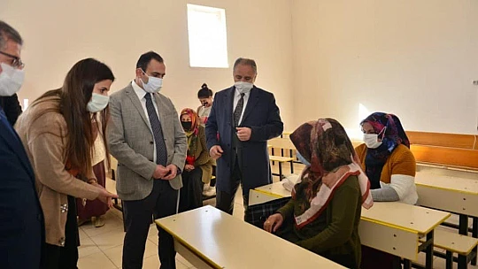Okuma yazma öğrenen kursiyerlere sertifikaları verildi