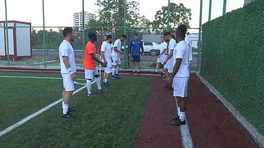 Okumak için Elazığ'a gelen Afrikalı öğrencilerin hayali futbolcu olmak