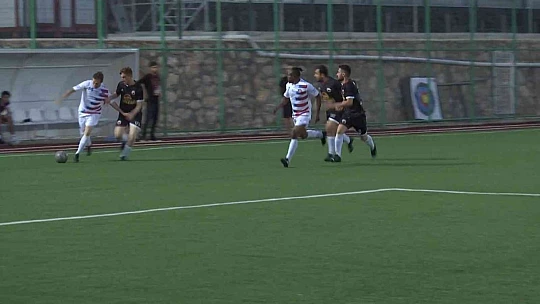 Okumak için Elazığ'a gelen Afrikalı öğrencilerin hayali futbolcu olmak