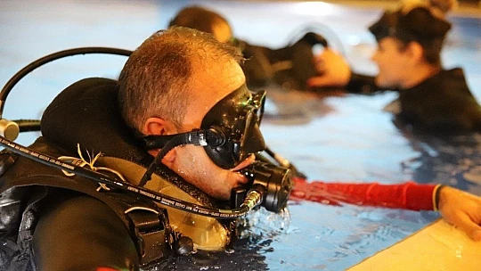 Ortopedik engeline rağmen farkındalık için dalış yaptı
