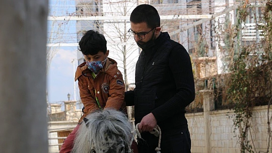 Otizmli çocuklar, duyu odaları ve atla terapiyle hayata hazırlanıyor
