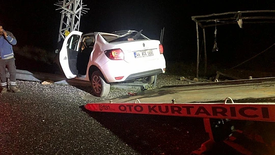 Otomobil direğe çarptı,sürücü yaralı kurtuldu