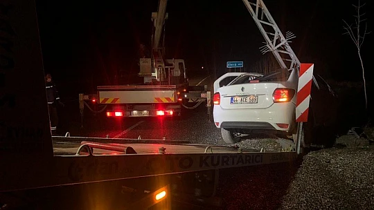 Otomobil direğe çarptı,sürücü yaralı kurtuldu