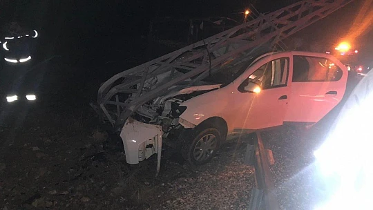 Otomobil direğe çarptı,sürücü yaralı kurtuldu