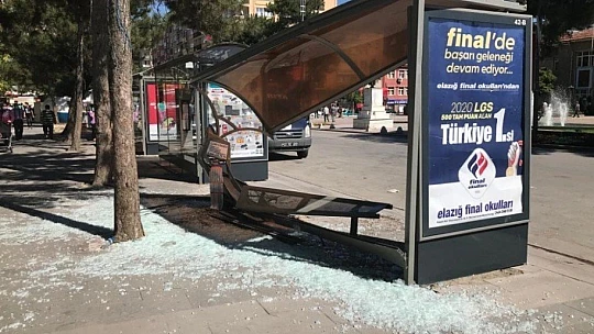 Otomobil durağa  girdi, facianın eşiğinden dönüldü