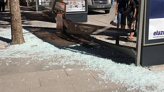 Otomobil durağa  girdi, facianın eşiğinden dönüldü