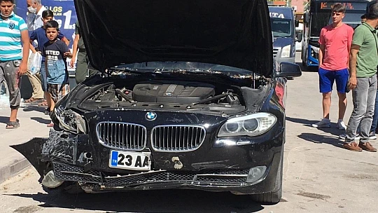 Otomobil durağa  girdi, facianın eşiğinden dönüldü