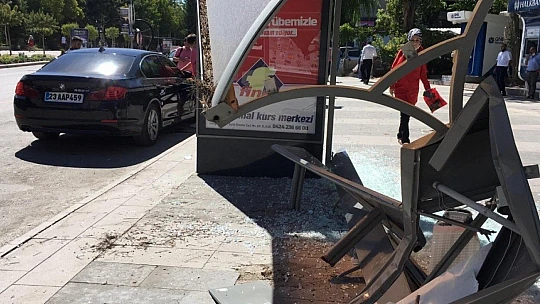 Otomobil durağa  girdi, facianın eşiğinden dönüldü