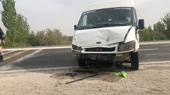 Otomobil ile minibüs çarpıştı: 2 yaralı