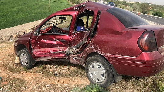 Otomobil ile minibüs çarpıştı: 2 yaralı