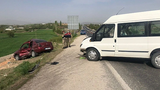 Otomobil ile minibüs çarpıştı: 2 yaralı