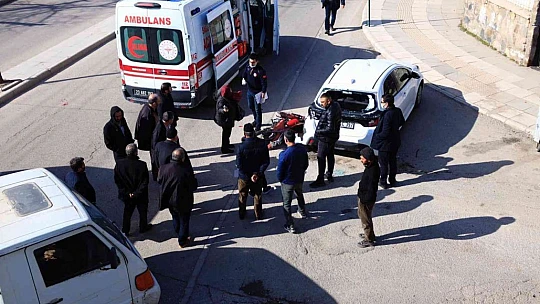 Otomobil ile motosiklet çarpıştı: 2 yaralı