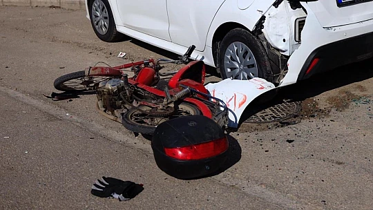 Otomobil ile motosiklet çarpıştı: 2 yaralı
