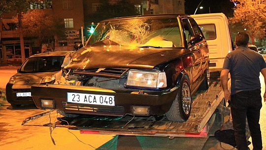 Otomobil park halindeki tıra çarptı: 4 yaralı