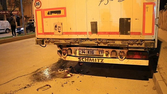 Otomobil park halindeki tıra çarptı: 4 yaralı