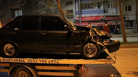 Otomobil park halindeki tıra çarptı: 4 yaralı